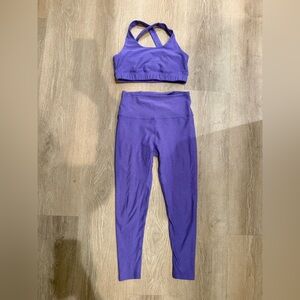 BEYOND YOGA in a twist bra & leggings SET